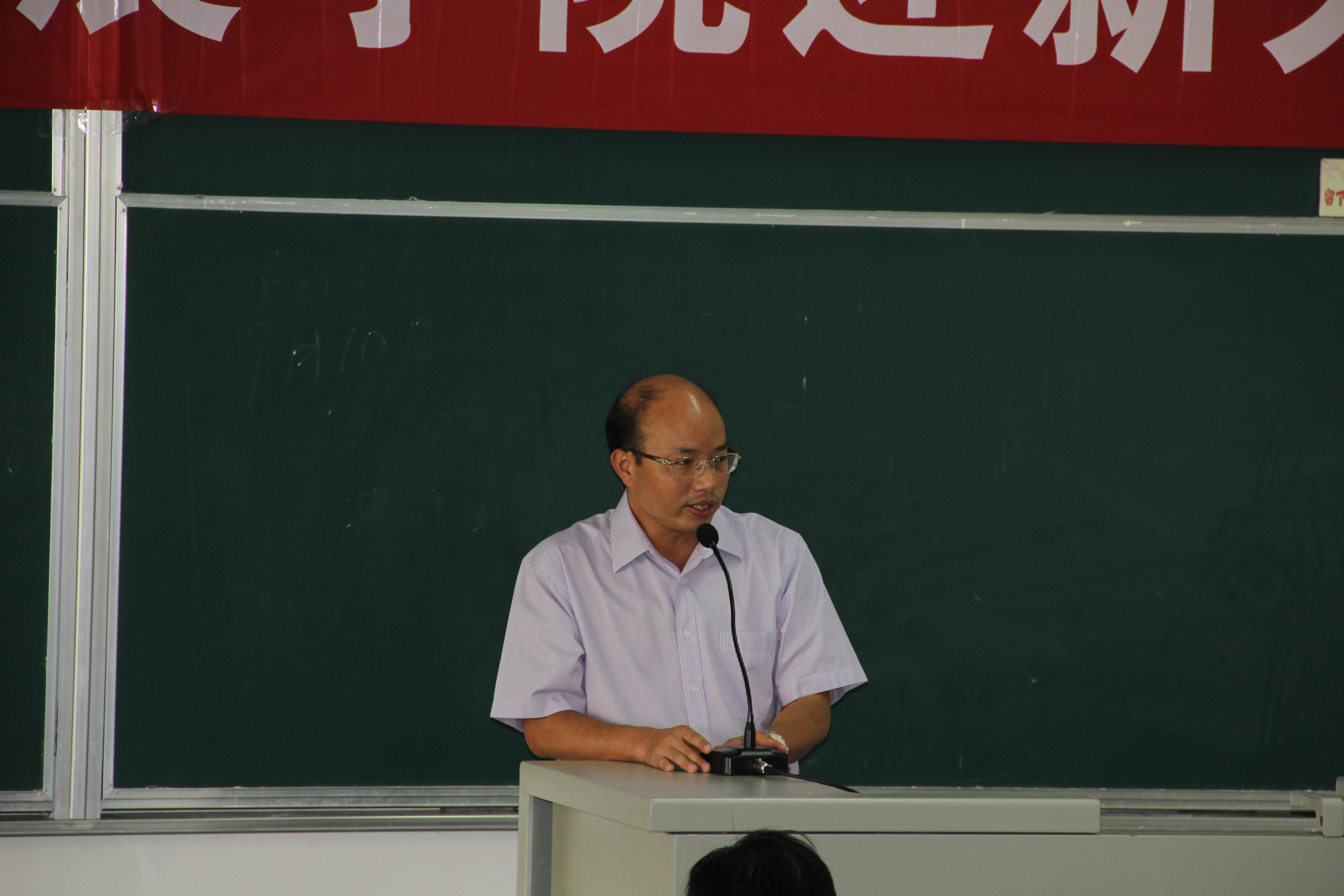 党委副书记张灯老师致欢迎词