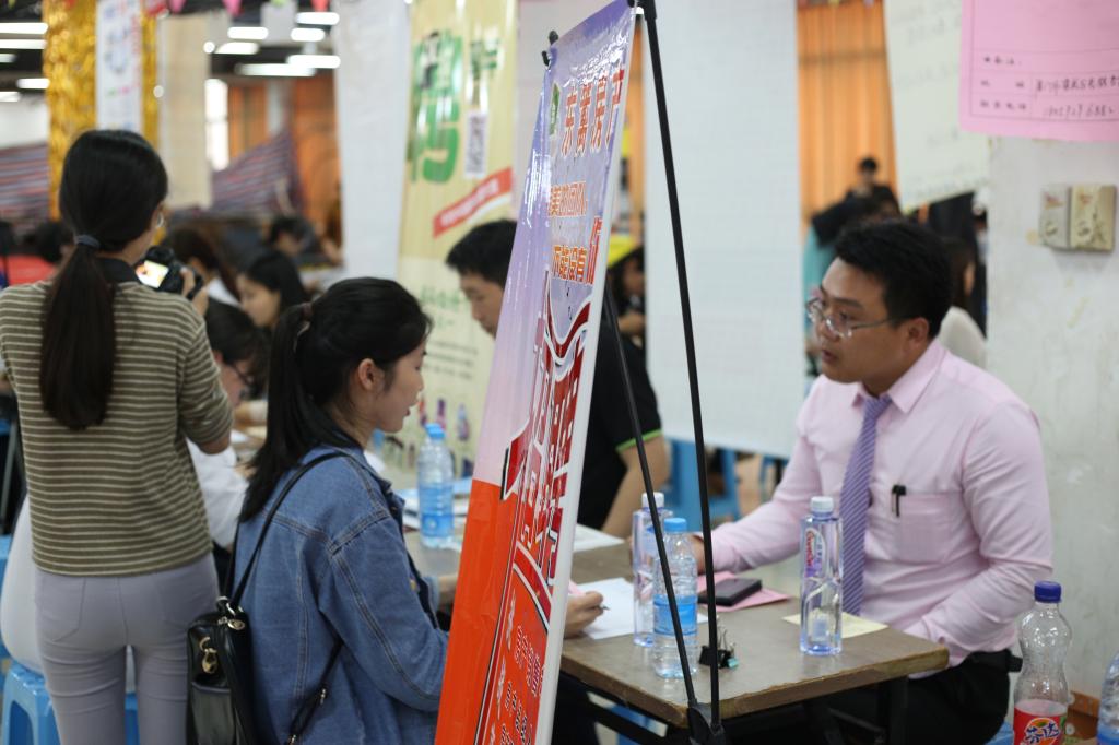 同学与企业工作人员在交流
