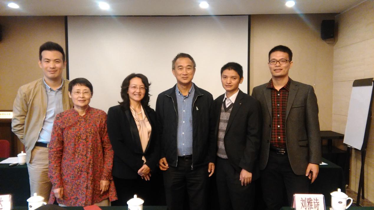 博彩网站
参会教师与中国社科院世宗所郑筱筠副所长在会上合影留念