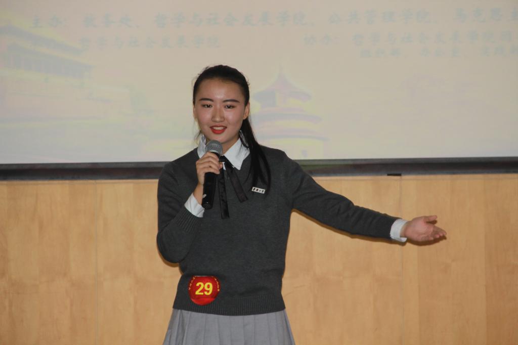 参赛学生在进行精彩的演讲