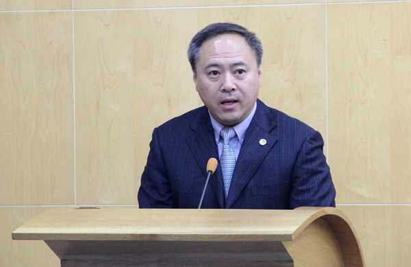 曾路主持揭牌仪式